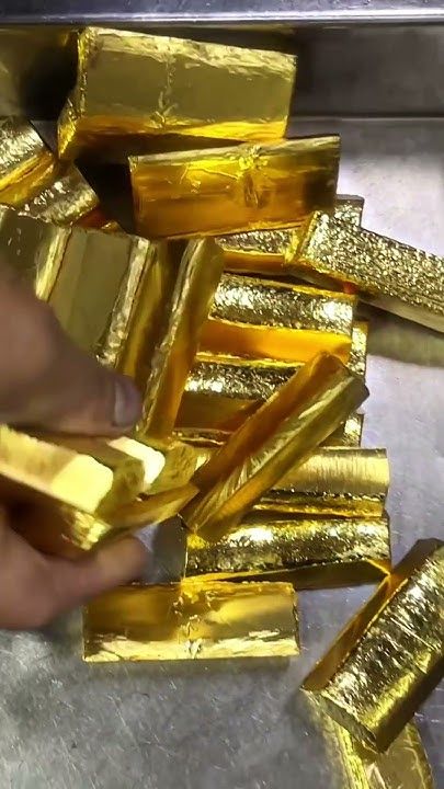  ما هي عملية تشكيل سبائك الذهب؟ تشكيل سبائك الذهب يتضمن تجهيز وتصنيع الذهب إلى كتل أو أشكال معينة لاستخدامها في المجوهرات أو التطبيقات الصناعية. يتم ذلك عادةً من خلال تسخين الذهب إلى درجات حرارة عالية ثم صبه في قوالب محددة أو تشكيله بواسطة آلات خاصة. ماذا تحتاج لتشكيل سبائك الذهب؟ لتشكيل سبائك الذهب، تحتاج إلى معدات مثل فرن لصهر الذهب، وقوالب للتشكيل، وأدوات تخصصية للتقطيع والتشكيل. كما يجب أن تكون لديك معرفة جيدة بعمليات الصهر والتشكيل لضمان الحصول على منتج نهائي جيد. هل يمكن تشكيل سبائك الذهب في المنزل؟ بينما يمكن تشكيل سبائك الذهب في المنزل إذا كانت لديك الخبرة والأدوات المناسبة، إلا أن العملية تتطلب احتياطات أمان خاصة وتكاليف عالية لجهاز الصهر والمعدات اللازمة. يفضل أن تتم هذه العملية في ورش عمل متخصصة.